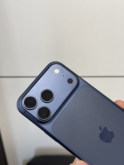 Продавам перфектен iPhone 17 PRO MAX