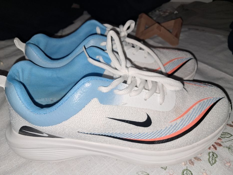 Обувки на Nike .