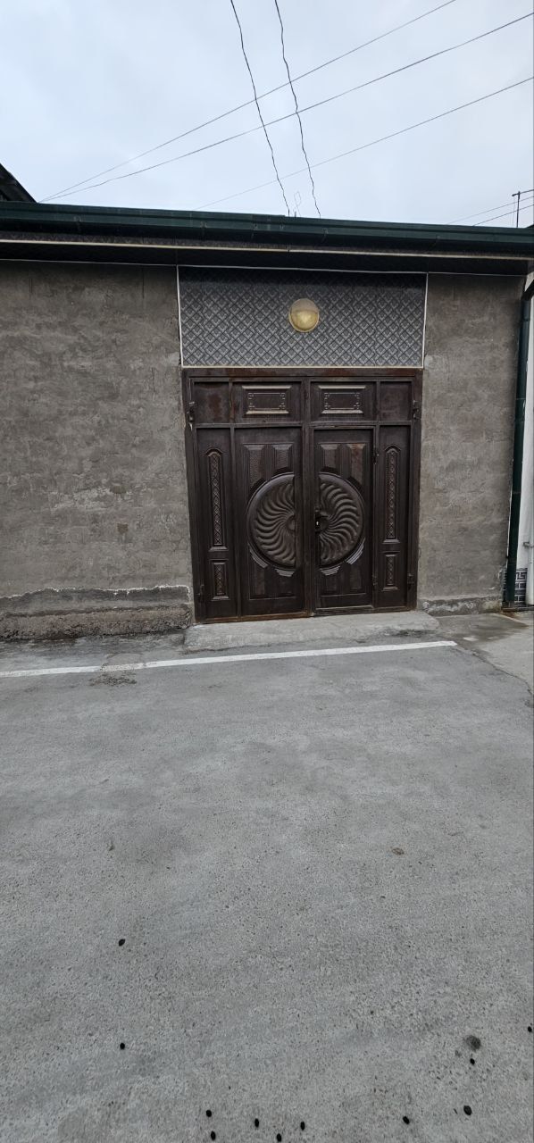 Hovli uy sotiladi