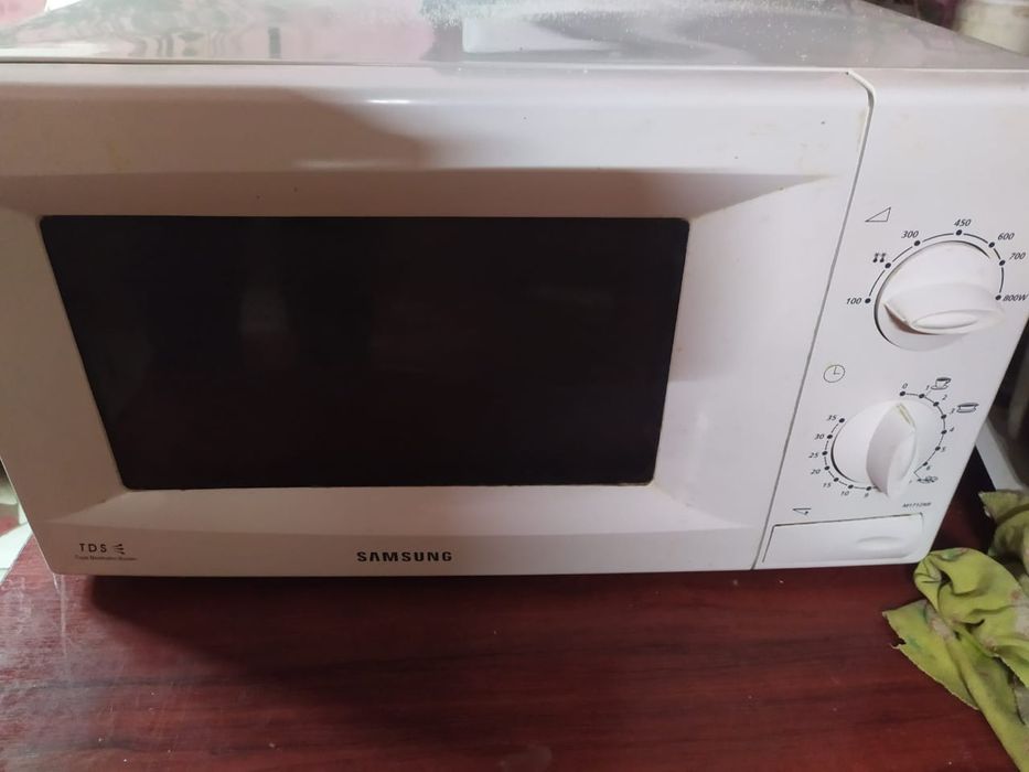 Белая микроволновая печь микроволновка