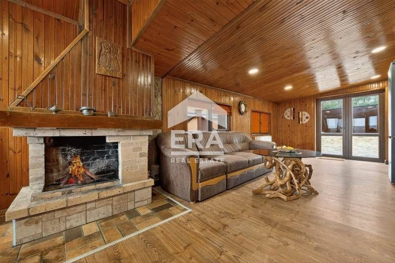 Двуетажна, стилно обзаведена къща за продажба, със 7 стаи, голям двор