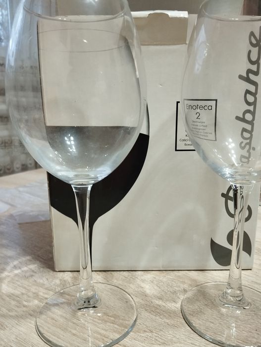 Бокалы для вина.