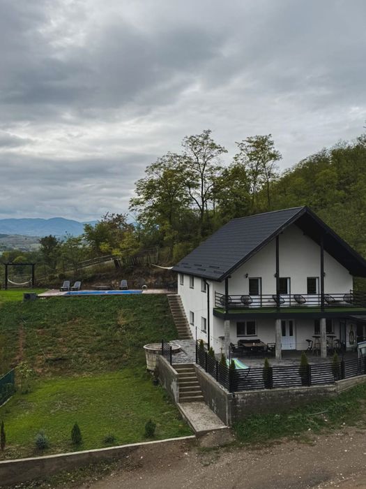 Cabana de închiriat cu piscina si ciubar