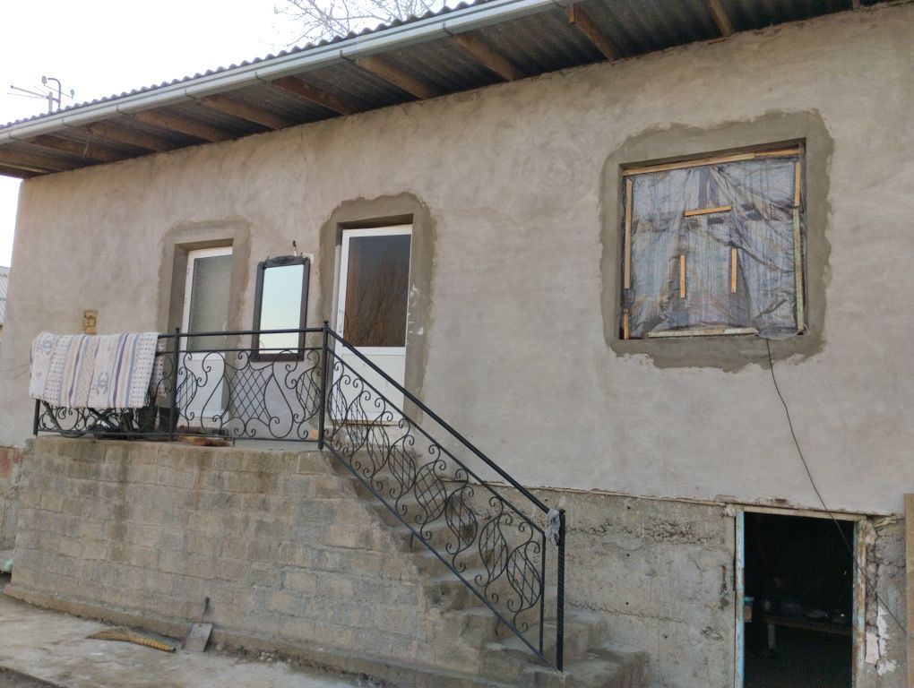 Уй сотилади 8 сотих, 2 хона, подавали бор,атрофи забор ураган,.