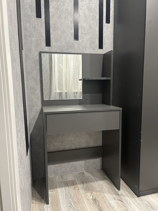 Столик туалетный с зеркалом