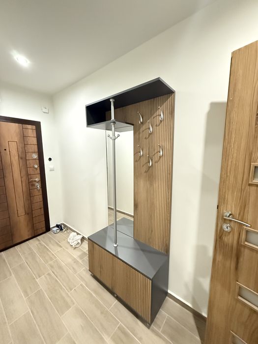 Портманто в сиво и дървесно