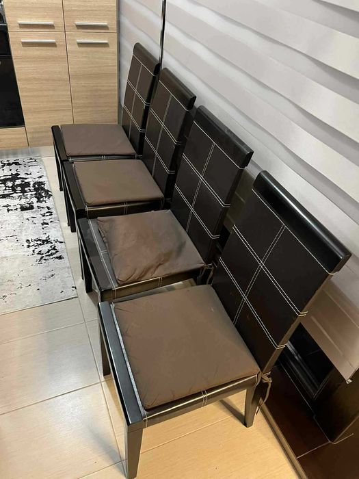 4 Scaune din lemn cu insertii de piele