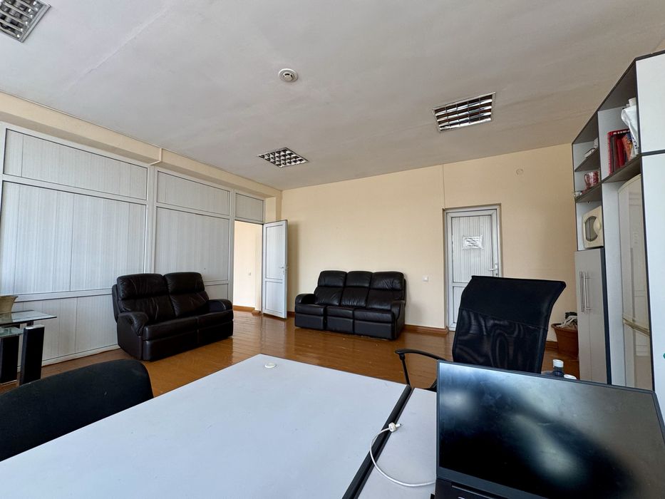 Аренда офиса (70 кв м - 2 каб) Розыбакиева/Рыскулова (и есть Склады!)