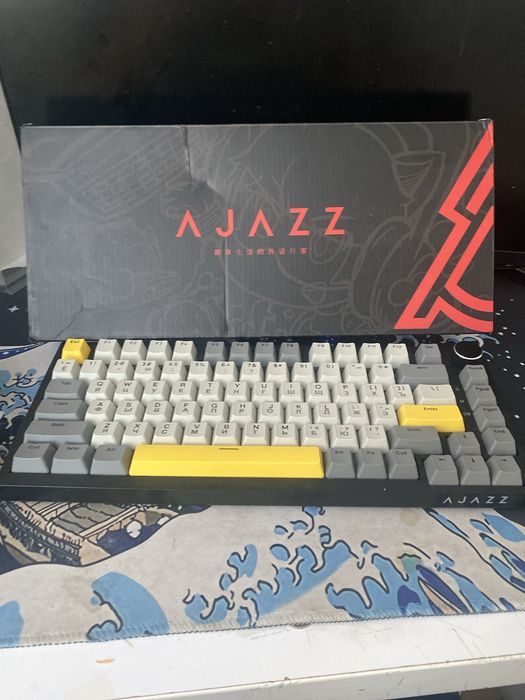Клавиатру ajazz ak820 в идеальном состояние желтые тихие свитчи