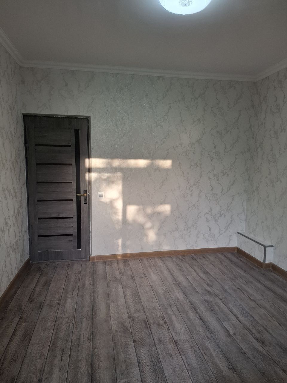 Продаю 1-комнату 21м2 Яшнабадский р-он Авиасозлар 2-этаж 4-этажный Дом