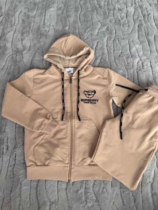 Продавам детски екип BURBERRY