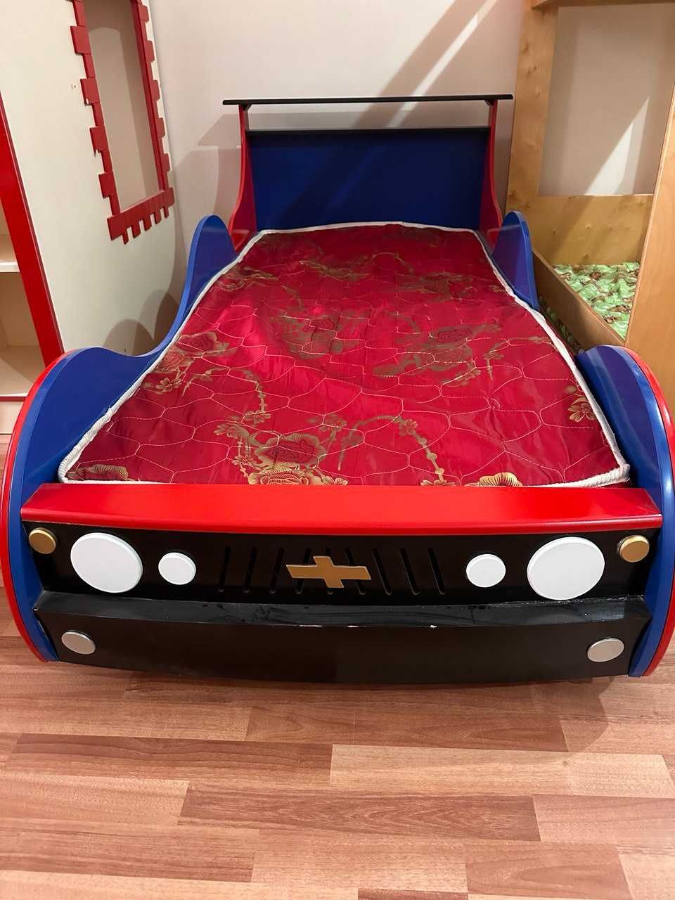 Детская спальня в виде машины для мальчиков