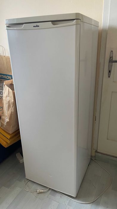 Хладилник без камера, с много полезно вътрешно пространство.