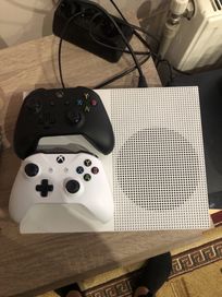 Продавам Xbox One S в перфектно състояние