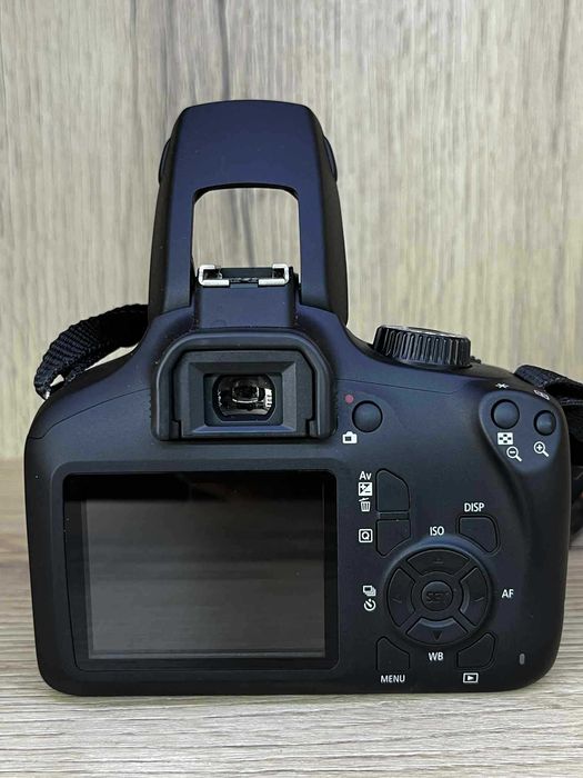 Фотоапарат Canon EOS 4000D + обектив Canon EFS 18-55mm / Перфектен