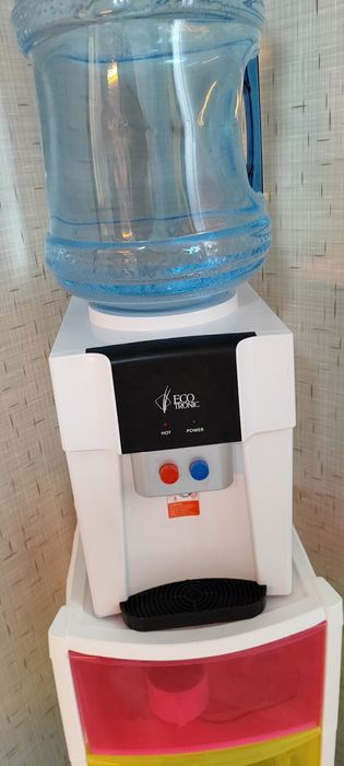 Диспенсер с подогревом и охлаждением.