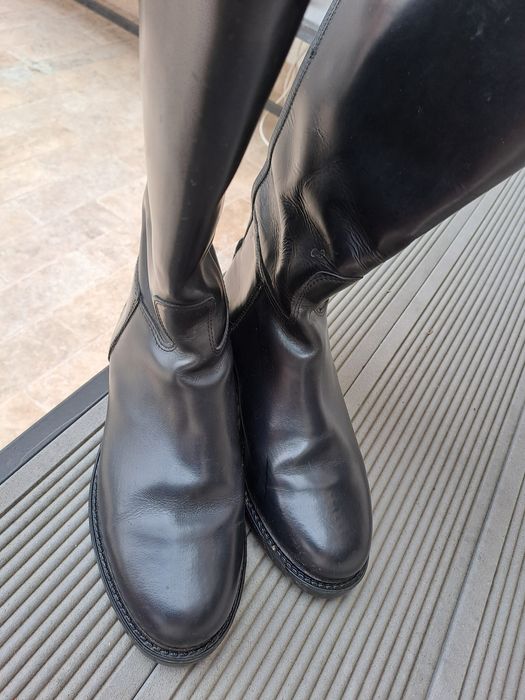 Cizme pentru călărie din piele.