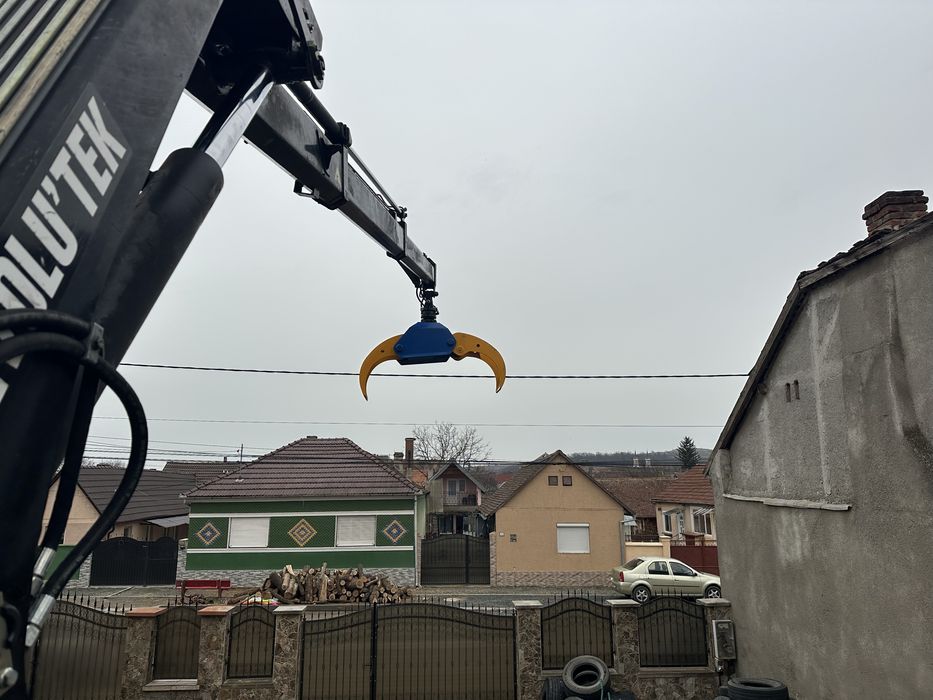 Vand Mercedes Atego basculabil de 12 tone cu macara forestiera