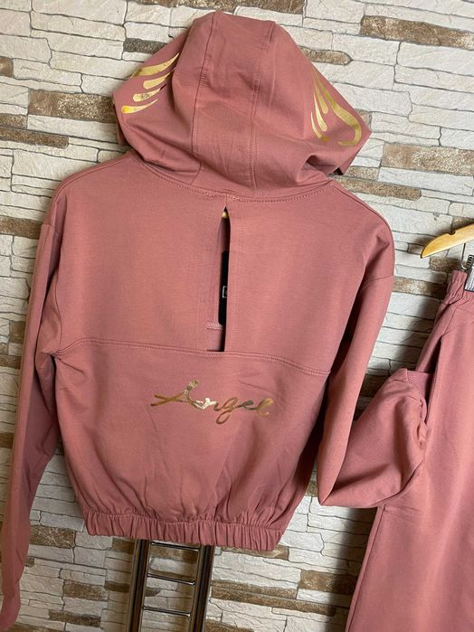 Trening cu decupaj spate ROZ - pantaloni+ bluza cu mesaj MARIMI: M, XL