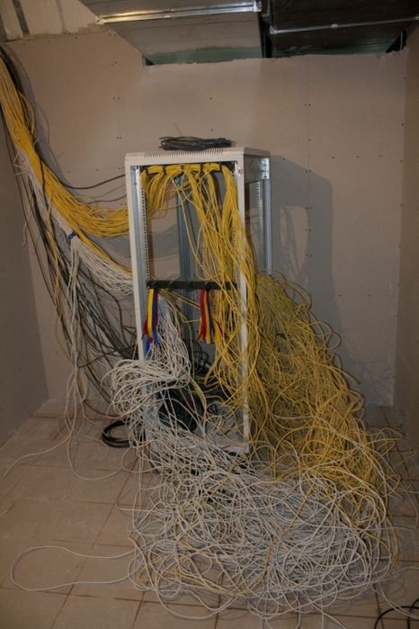 Внутренняя разводка проводов FTP/UTP Установка шкафа для серверов пач