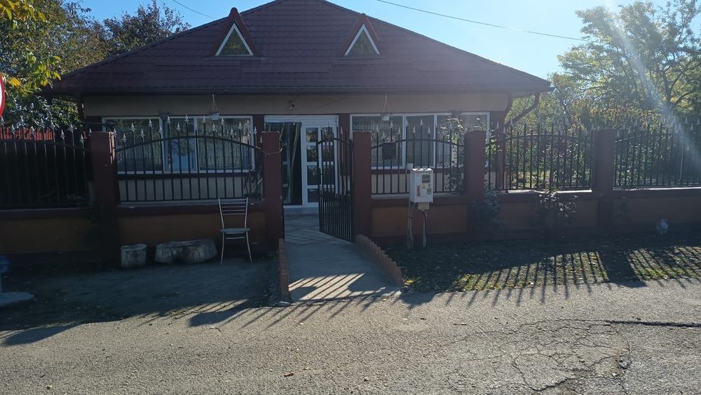 Casă spațioasă cu 4 camere, curte generoasă – 160m² pe teren de 1000m²