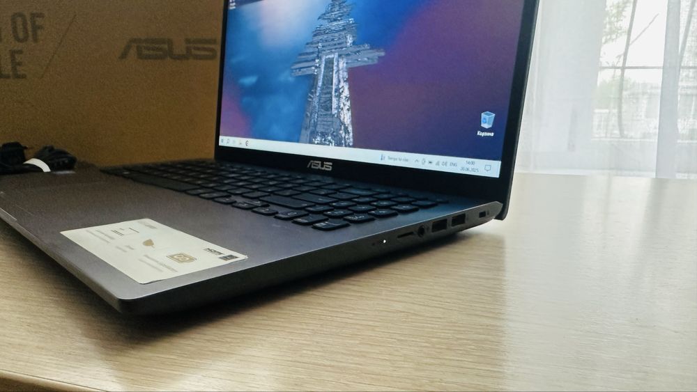 Ноутбук ASUS Vivobook 2024 с коробкой и документами