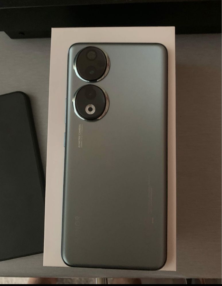 Honor 90, folosit foarte putin, mai are garantie 1 an