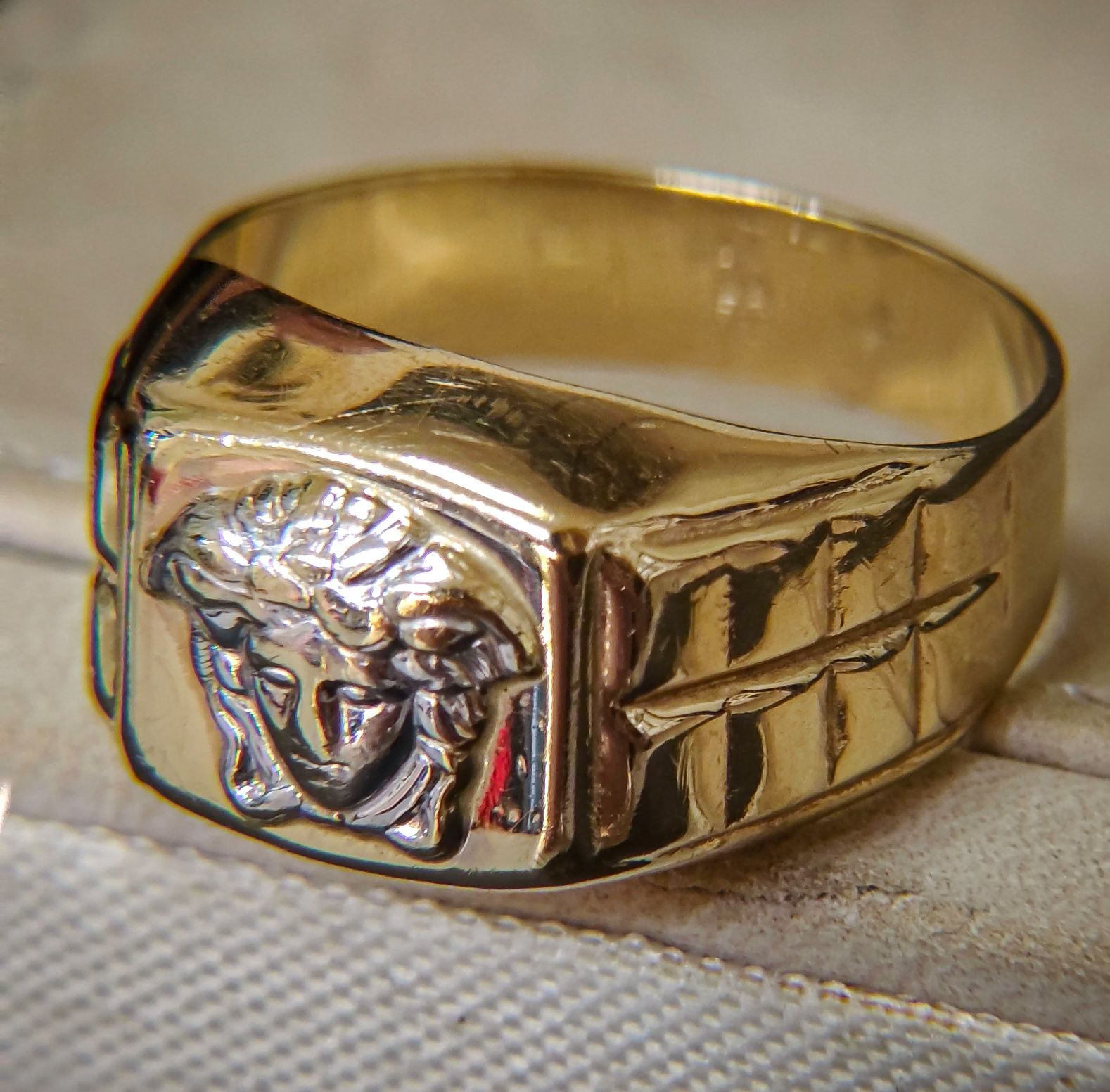 Продавам златен пръстен Versace