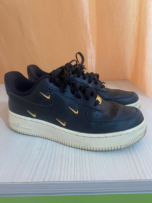 Vând adidași Nike Dama