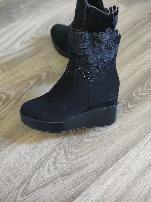 Дамски велурени боти