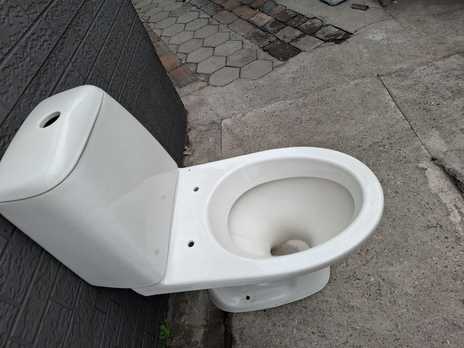 Продам унитаз с бачком