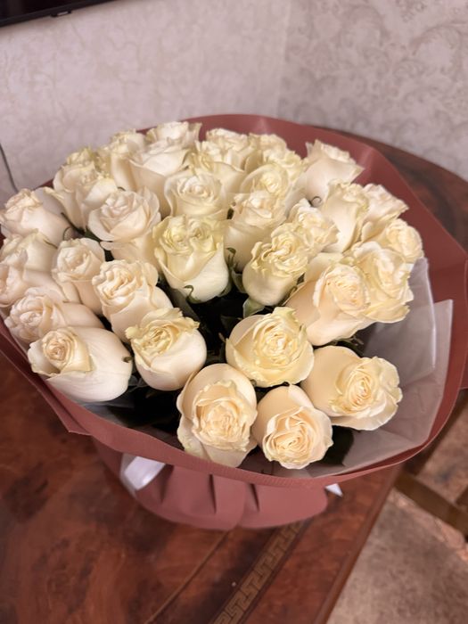 Продам шикарные цветы белые розы