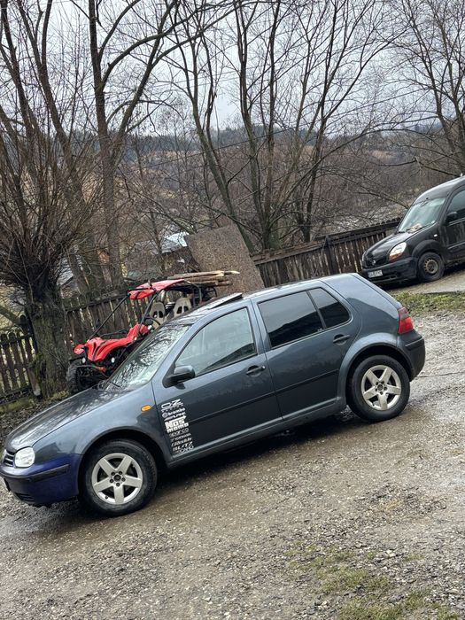 Vând sau schimb golf 4