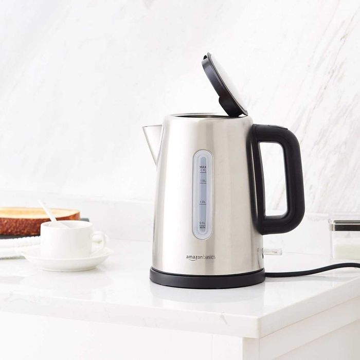 Преносима кана от неръждаема стомана Amazon Basics 1.7L, сребриста