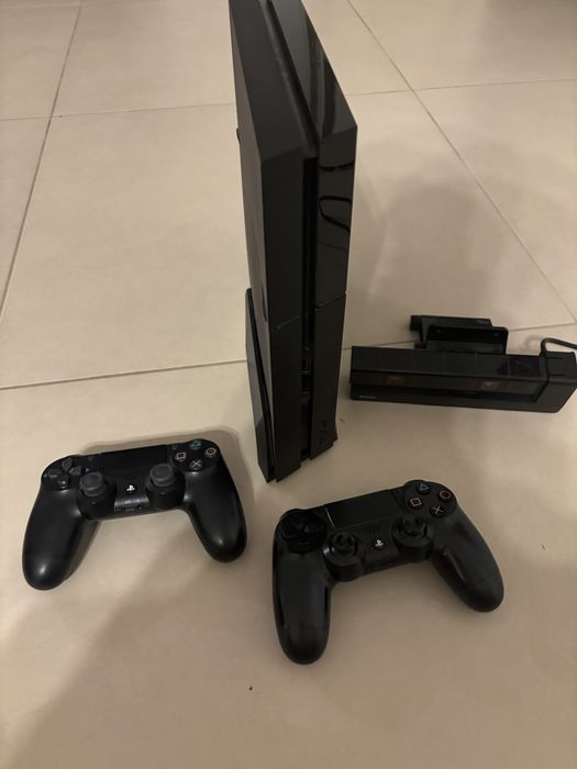 Vand Ps4 , 12 jocuri,2 controllere si camera,merge bine