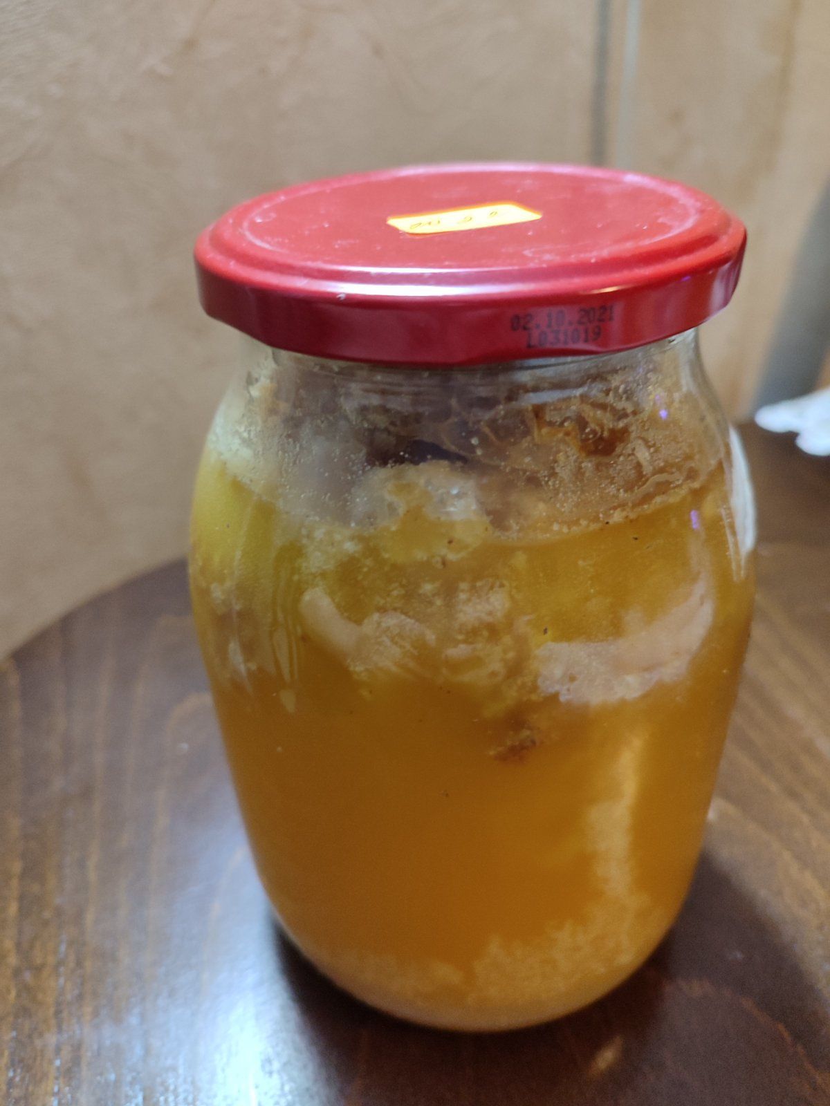 2 вида мед: букет и букет с пчелна пита. Лично предаване София