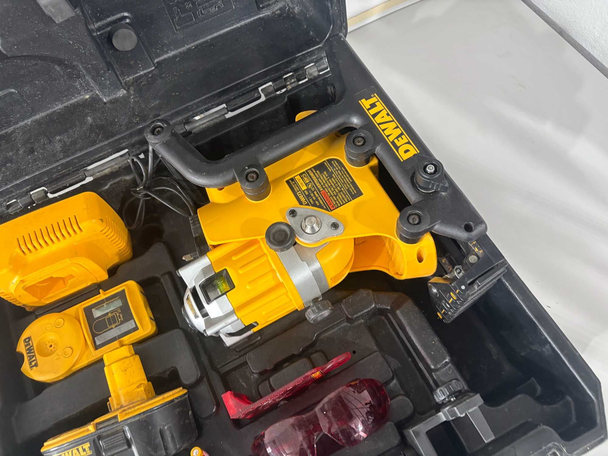 Лазерен нивелир - Dewalt DW073 18V