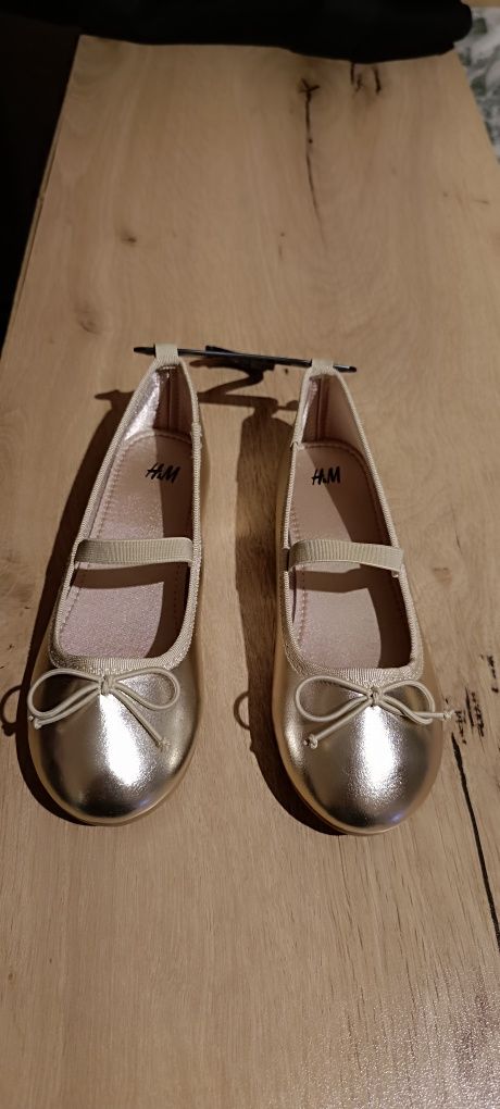 Нови красиви златисти обувки за момиче НМ номер 30