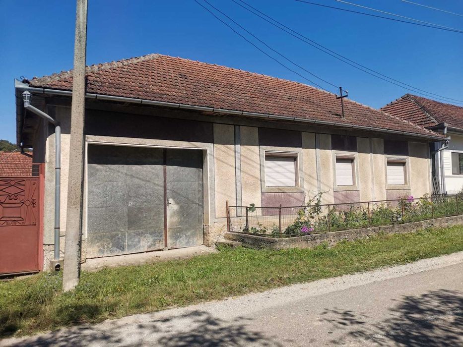 SE VINDE URGENT! Casa, anexe si anexe gospodaresti