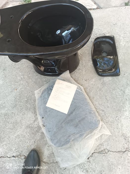 Керамический унитаз.