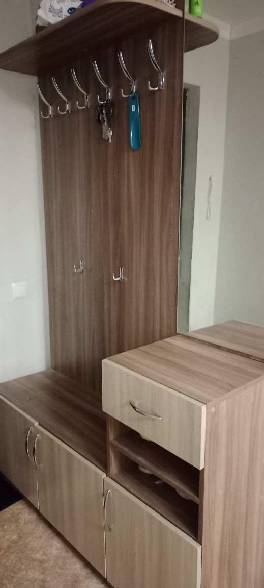 Продам прихожую срочно