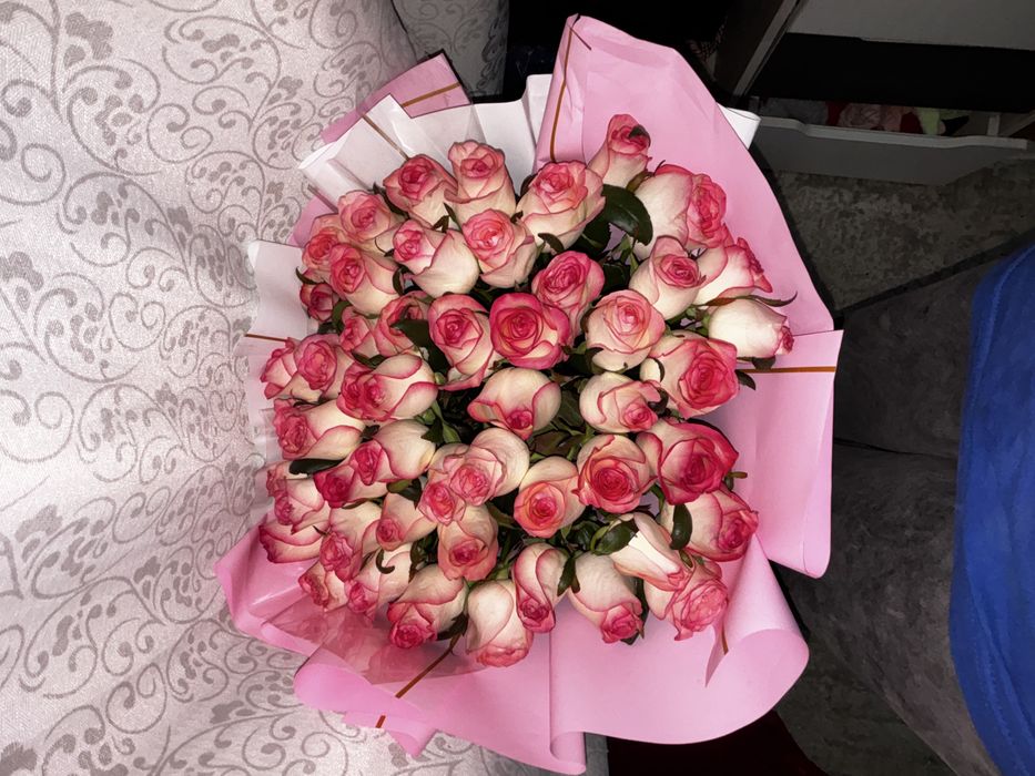 Букеты розы 51штук 11000тг маленький букет 7000тг доставка өзіңіз алып