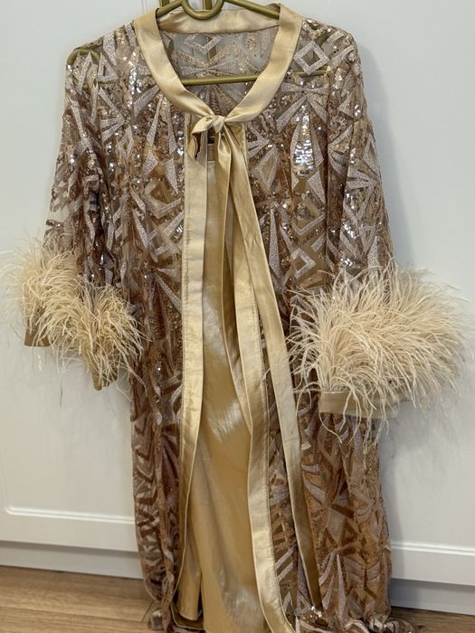 Накидка с перьями с платьем на 44-50