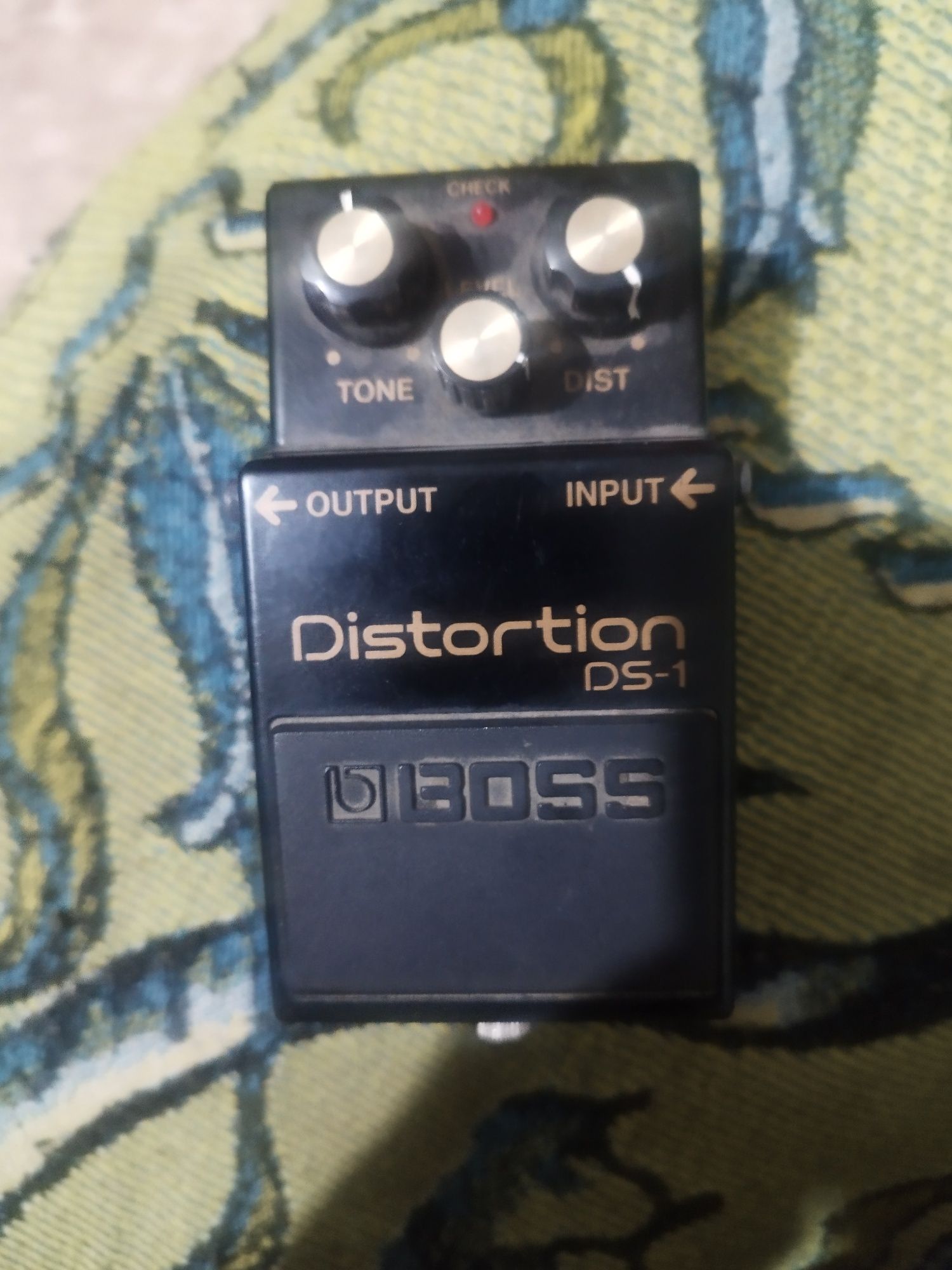 Продам педаль Boss ds-1 и small clone chorus