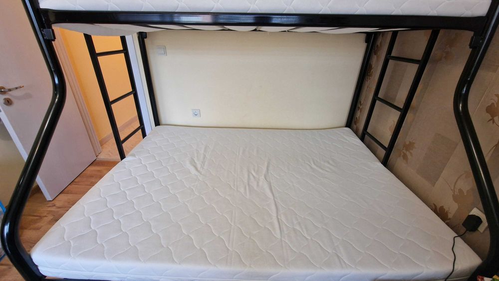 Двуетажно метално легло с матраци