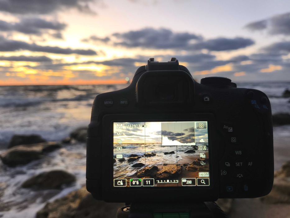 Canon 750d + обектив canon 18-135 mm.