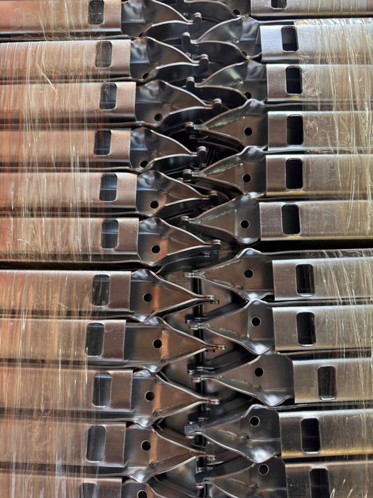 Placa galbena, Distantieri, Montanti, coltare/fasete, pene metalice