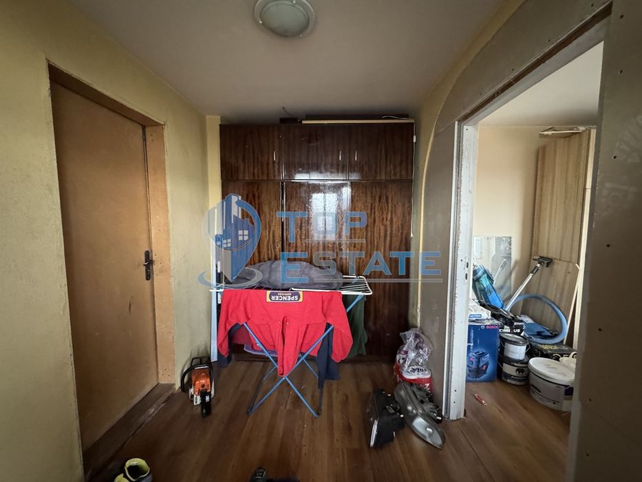 Тухлена къща с голям двор в село Хотница, област Велико Търново