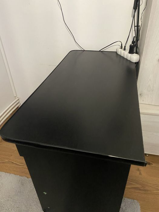 Vand birou negru in stare buna