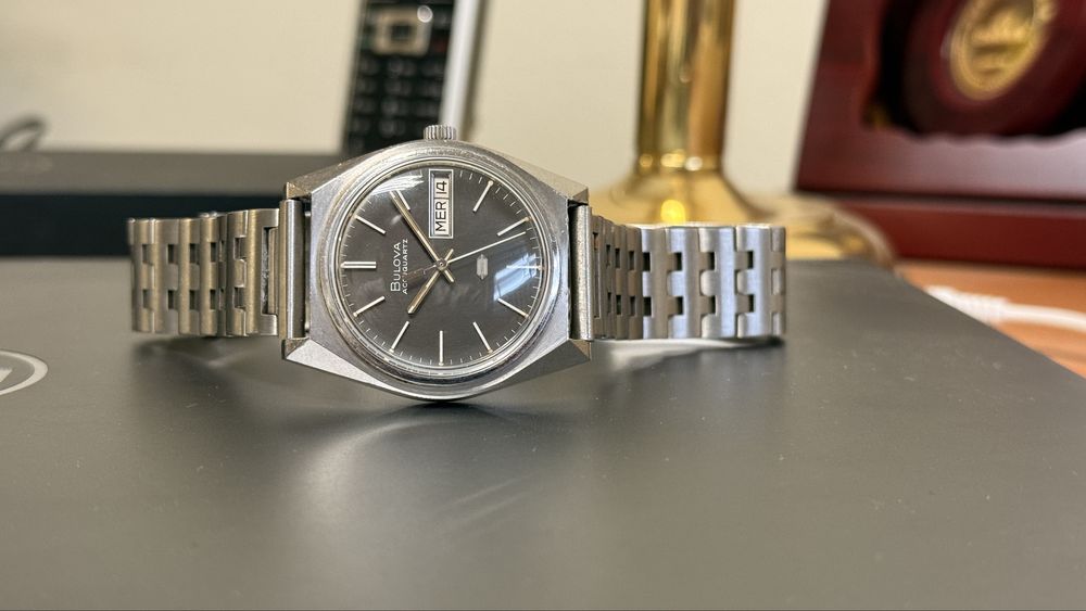 Bulova Accutron Accuquartz cu mecanism calibrul 2242,
